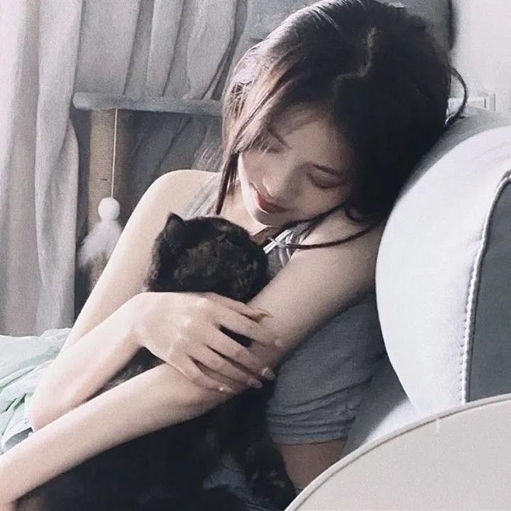 她行走于黑暗中